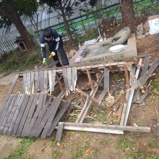 마당 구조물 및 폐기물처리 현장입니다.